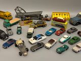 un grand nombre de voitures et de camions jouets sur une table