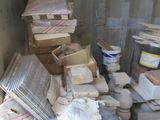 une pile de livres posée par terre dans un coin de la pièce