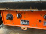 un gros plan d'une machine orange sur laquelle figurent des boutons et des chiffres