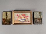 trois tableaux accrochés au mur d'une pièce où se trouve un vase de fleurs
