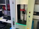 une machine posée sur une table bleue