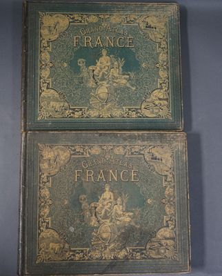 une paire de livres anciens représentant la France et la France sur fond bleu