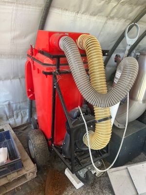 un boîtier rouge auquel est raccordé un tuyau et un boîtier rouge auquel est raccordé un tuyau