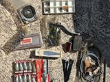 un grand nombre d'objets posés à même le sol