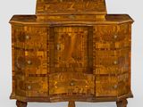 un meuble en bois avec des tiroirs et des tiroirs sur le dessus