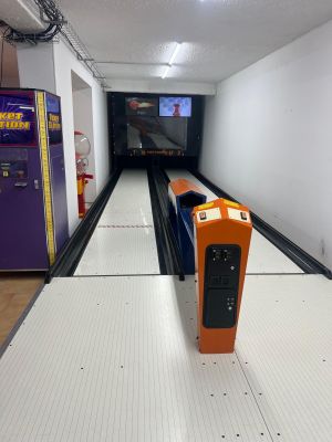 un train qui avance sur les voies dans la gare