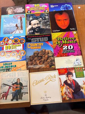 une table sur laquelle sont posés de nombreux CD différents