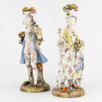 paire de figurines en porcelaine représentant un homme et une femme