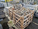 une caisse en bois remplie d'objets métalliques dans une cour