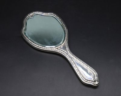 Face à main violonné en argent 950‰, miroir biseauté, à déco…