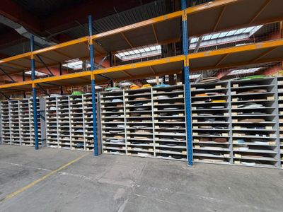 un grand entrepôt rempli d'étagères et de palettes