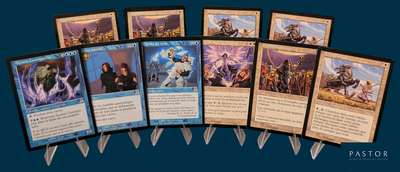 un lot de cartes posées sur une table