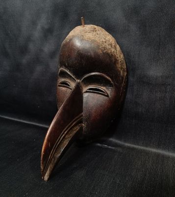 Masque DAN en bois et terre, au bec pointu