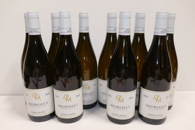 six bouteilles de vin sont alignées sur une table
