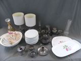 de nombreux types de plats et de tasses sur la table