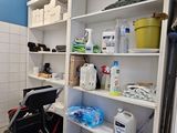 une pièce dont les étagères contiennent beaucoup d'objets