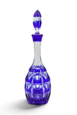 une image représentant une carafe en verre bleu sur fond blanc