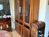une grande armoire en bois avec un casier à bouteilles dans un coin