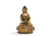 une statue en or représentant une personne assise sur un lotus