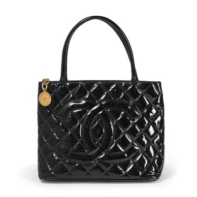 sac cabas matelassé en cuir verni noir Chanel