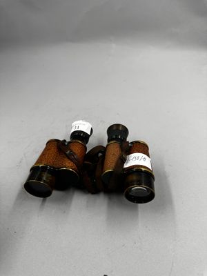 trois bouteilles de vin posées sur une surface blanche