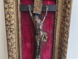 tableau dans un cadre doré représentant un crucifix sur fond de velours rouge