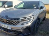 Le nouveau SUV Mercedes est garé à côté d'autres voitures dans un champ.