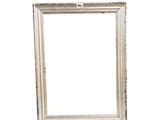 un cadre photo blanc sur un mur blanc, avec un fond blanc
