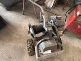 une petite machine posée sur le sol