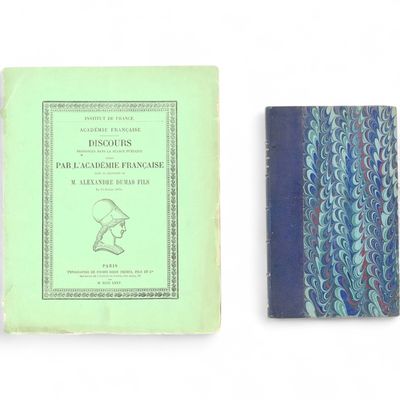 deux livres posés l'un à côté de l'autre sur une surface blanche