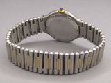 une montre posée sur un bracelet, sur une table