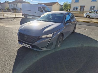 la photo d'une voiture grise garée dans un parking