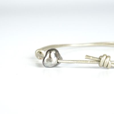 Bracelet "Cordon" serti d'un keshi, cordon gris à noeuds cou…