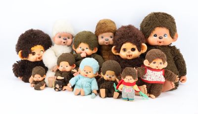 tout un tas de peluches assises les unes à côté des autres