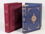 deux livres posés l'un à côté de l'autre sur une surface blanche