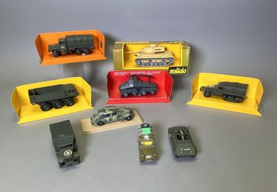 de nombreux véhicules miniatures posés sur une table