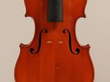 un vieux violon avec un archet accroché à son dos