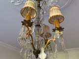 un lustre suspendu au plafond
