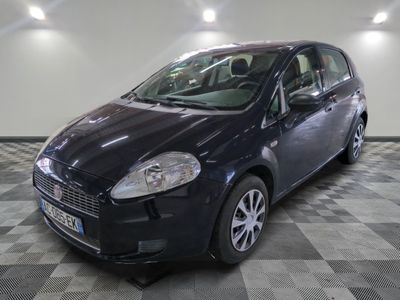 la photo d'une voiture noire garée dans un garage