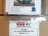 deux boîtes en plastique sur lesquelles figurent des images de train