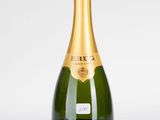 gros plan d'une bouteille de champagne sur fond blanc