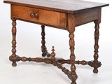 une vieille table en bois surmontée d'un tiroir