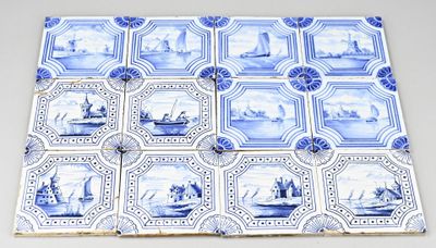 des carreaux bleus et blancs représentant des bateaux et des navires, posés sur une table