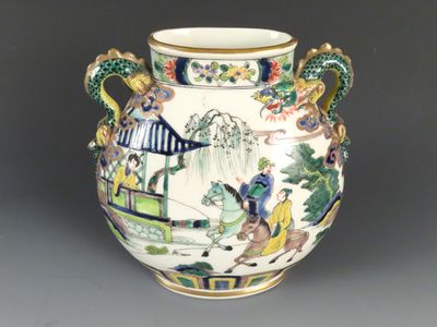 un vase avec un tableau posé sur une table