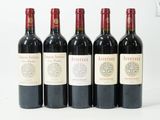 six bouteilles de vin sont alignées sur une surface blanche
