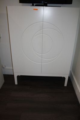 un meuble blanc sur lequel est posée une télévision