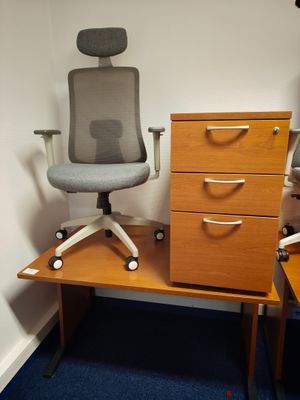 une image représentant un bureau avec une chaise et un classeur