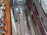un plateau en bois sur lequel sont posés des couverts, à côté d'un couteau et d'une fourchette