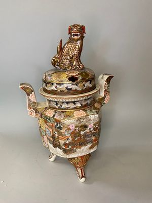 paire de théières anciennes en porcelaine chinoise ornées de chats et de fleurs