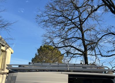 une camionnette blanche garée devant une maison
